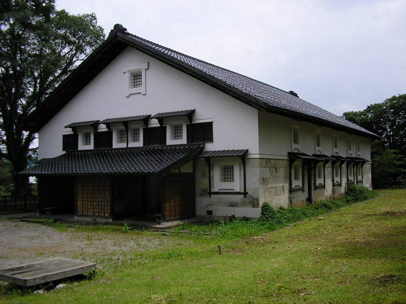 The earthen-walled Tsurumaru Warehouse, built in 1848