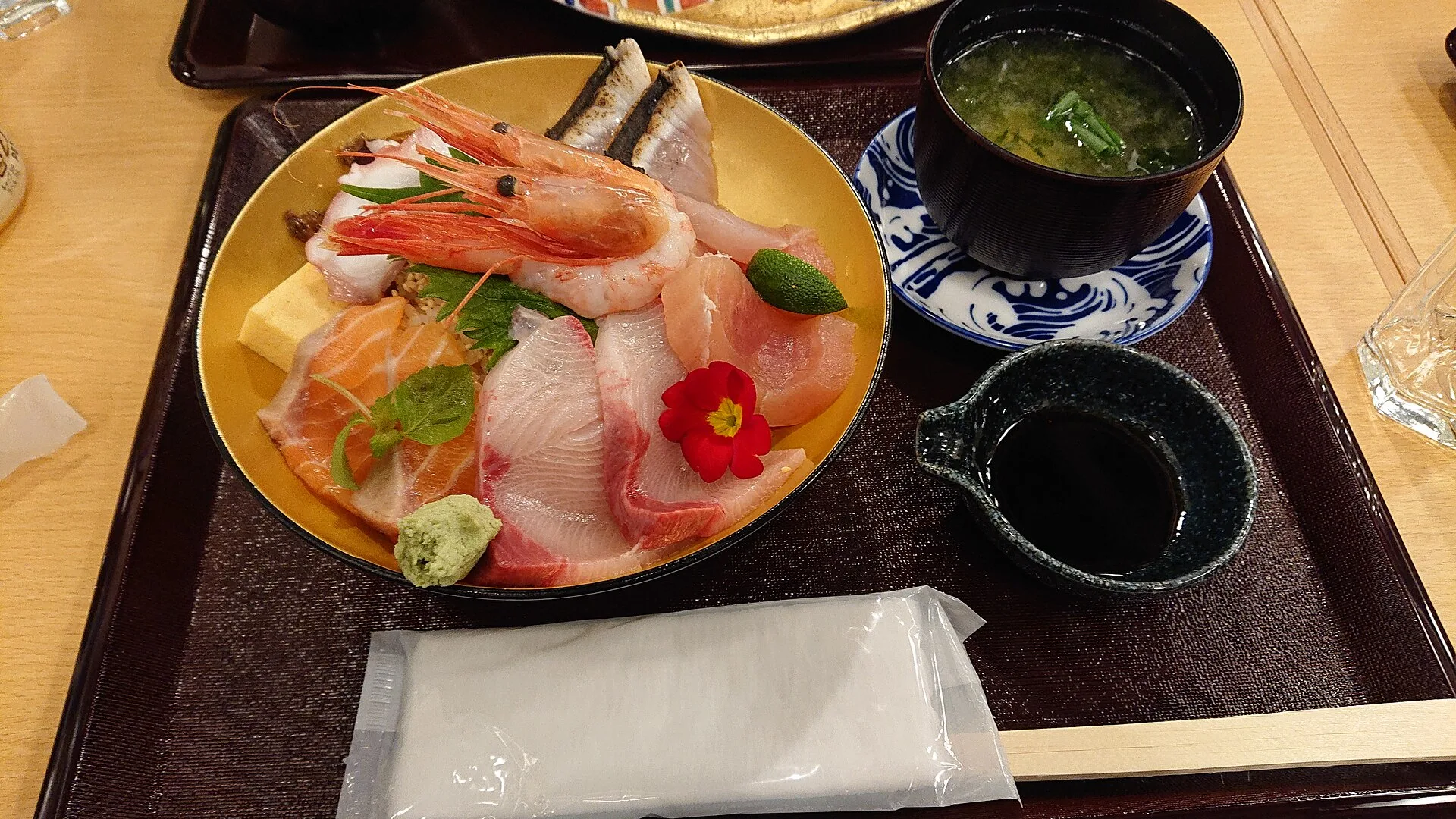 A kaisendon bowl of raw fish over rice, served at Omicho Market